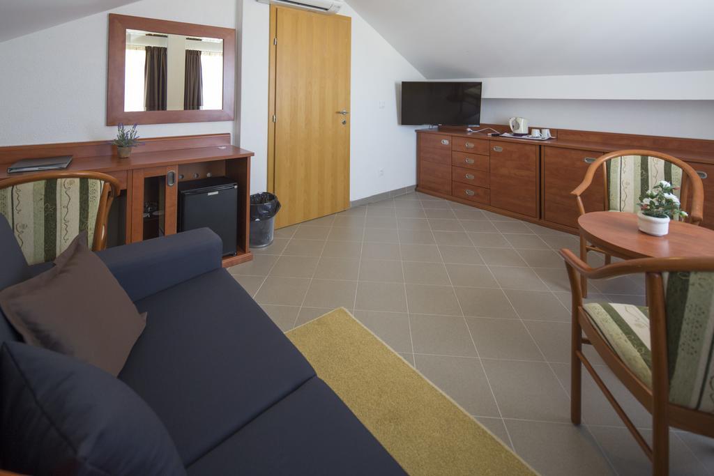 Dorijini Dvori Bed and Breakfast Baška Voda Buitenkant foto